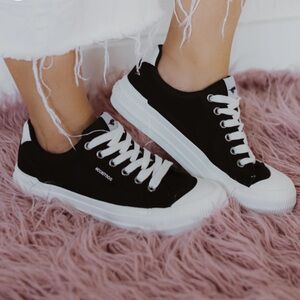 NEW Rocket Dog- Size 7